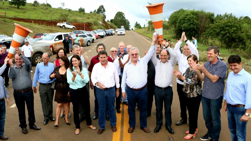 ESMERALDA, RS, BRASIL 27.02.2016: A pavimentação de uma parte da ERS-456, denominada Dr. Orly Labarthe Alves, foi inaugurada neste sábado (27), na presença do governador José Ivo Sartori. O trecho concluído é o acesso asfáltico de Esmeralda, que liga