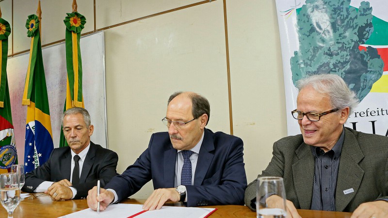 GUAÍBA, RS, BRASIL 10.03.2016: O governador José Ivo Sartori participou, na manhã desta quinta-feira (10), da solenidade de assinatura de novos instrumentos para a 2ª fase de construção da fábrica Foton. Foto: Luiz Chaves/Palácio Piratini.