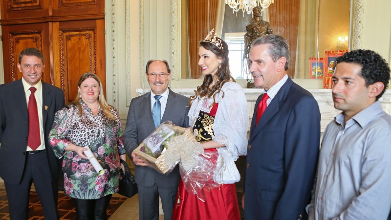 PORTO ALEGRE, RS, BRASIL 31.03.2016: O governador José Ivo Sartori recebeu, na manhã desta quinta-feira (31), comitiva da Festa do Vinho Novo 2016. O evento, que surgiu com o objetivo de valorizar a cultura da colonização italiana ocorrerá de 1º a 17 de