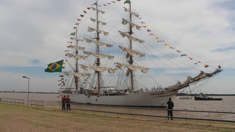 Cisne Branco da Marinha do Brasil está atracado no Cais Mauá