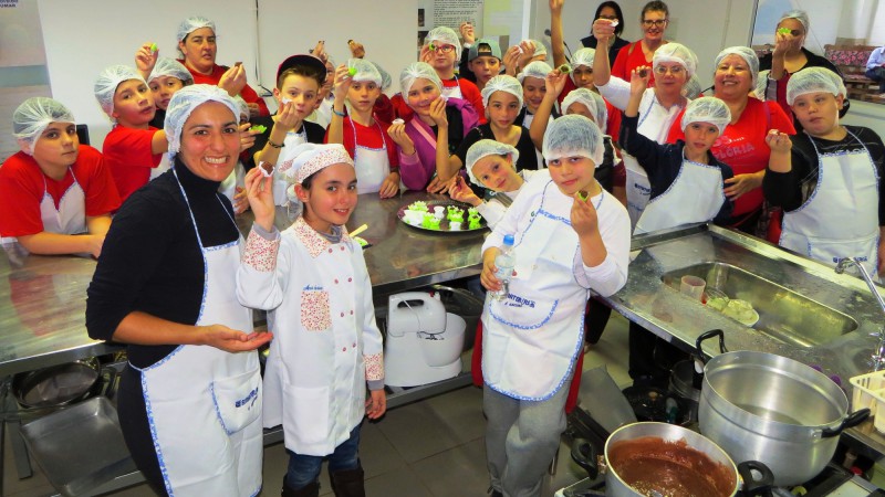 Crianças aprendem a fazer brigadeiro de soja na cozinha montada na Fenasoja