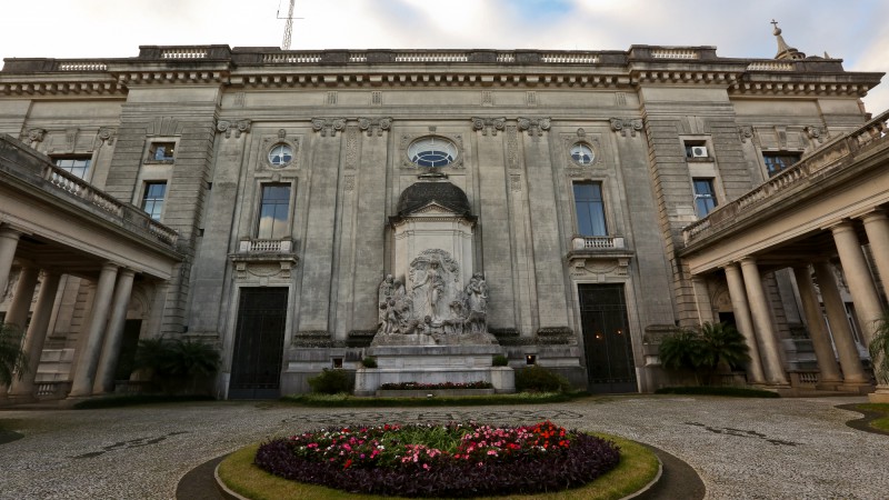 Pátio interno, com esculturas do francês Paul Landowski, separa as alas de governança e residencial