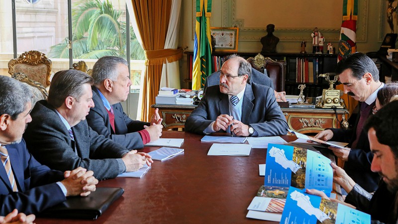 PORTO ALEGRE, RS, BRASIL 14.06.2016: O governador, José Ivo Sartori, recebeu, nesta terça-feira (14), em seu gabinete, no Palácio Piratini, o Diretor Presidente da Votorantim Metais, Sr. Tito Martins. Foto: Luiz Chaves/Palácio Piratini