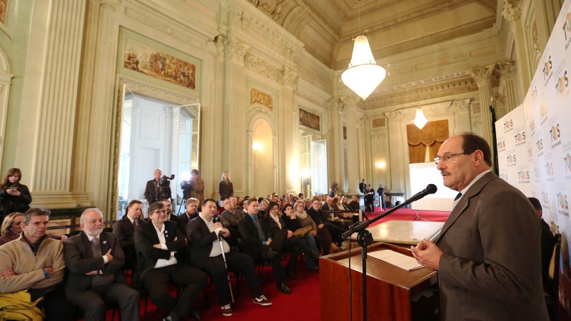 Governador lança editais