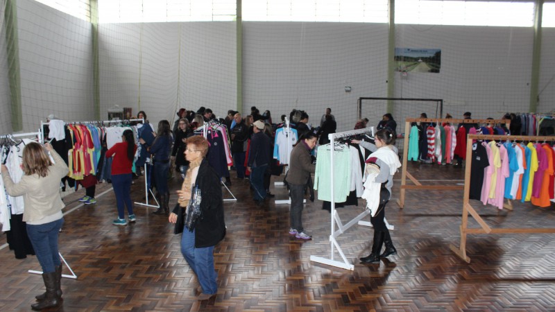 Bazar de roupas e acessórios ajuda a comunidade da Lomba do Pinheiro com apoio do Governo do EstadoBazar de roupas e acessórios ajuda a comunidade da Lomba do Pinheiro com apoio do Governo do Estado