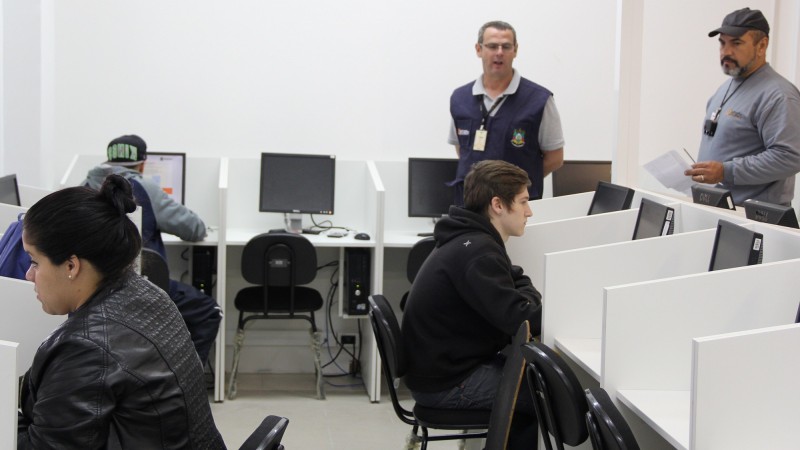 Sala de provas teóricas para habilitação de motorista entra em funcionamento em Porto Alegre