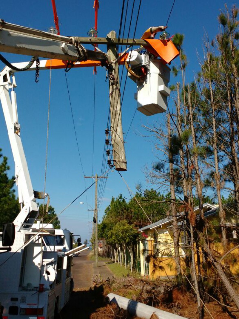 CEEE Distribuição troca postes nas redes de energia elétrica de Capão da Canoa e Xangri-lá