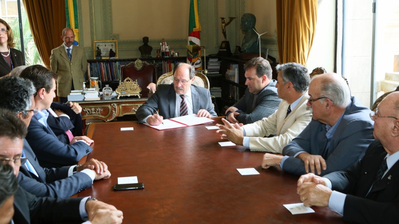 PORTO ALEGRE, RS, BRASIL 04.10.2016: O governador José Ivo Sartori e o secretario da Fazenda, Giovani Feltes, assinaram decreto, nesta terça-feira (4), com benefícios para o setor orizícola como a redução média de 10% do ICMS. Foto: Luiz Chaves/Palácio