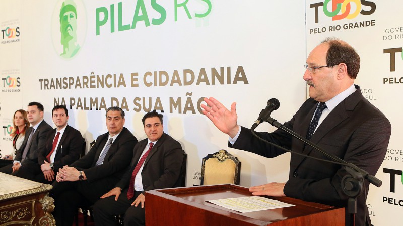 PORTO ALEGRE, RS, BRASIL 05.10.2016: O aplicativo de celular Pilas R$ (Plataforma de Informa&ccedil;&otilde;es de Livre Acesso &agrave; Sociedade) que permite verificar e fiscalizar, em tempo real, as despesas e receitas do governo do Estado foi lan&ccedil;ado nesta quarta-feira