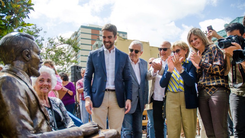 Estátua em homenagem a Simões Lopes Neto é inaugurada