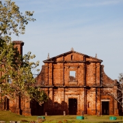 Projetada pelo arquiteto italiano Giovanni Battista Primolli em estilo barroco, a igreja de São Miguel começou a ser construída em 1735
