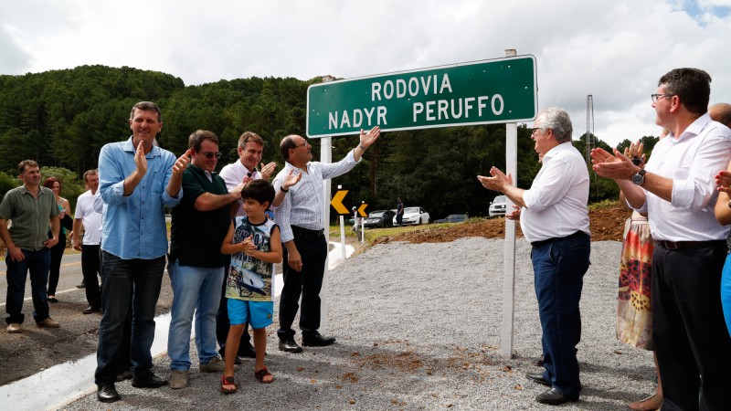 VERANOPOLIS,RS,BRASIL, 02.01.2017 : Gov ernador José Ivo Sartori inaugurou, nesta quinyta-fgeira(2), a cabeceira da ponte da ERS 355 que liga os municípios de Veranópoles e Fagundes Varela. Foto: Daniela Barcellos/ Palácio Piratrini
