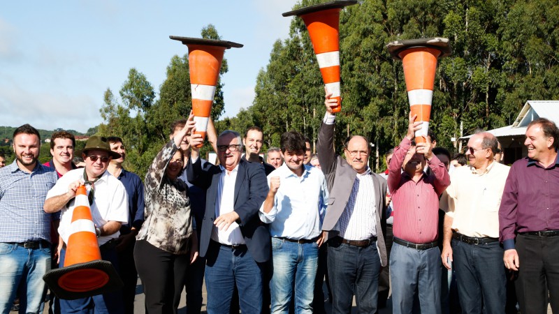 ANT&Ocirc;NIO PRADO, RS, BRASIL, 03.01.2017: O Governador Jos&eacute; Ivo Sartori, inaugurou, nesta sexta-feira (3), a recupera&ccedil;&atilde;o de 42 kilometros da ERS 122 que liga os munic&iacute;pios de Ant&ocirc;nio Prado a Campestre da Serra. Foto: Daniela Barcellos/ Pal&aacute;cio Piratini