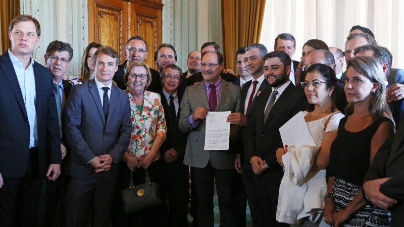 PORTO ALEGRE, RS, BRASIL, 07.03.2017: O governador José Ivo Sartori recebeu nesta terça-feira (7), em seu Gabinete, no Palácio Piratini, o presidente da Assembleia Legislativa, deputado Edegar Pretto, e demais lideranças partidárias, que entregaram um
