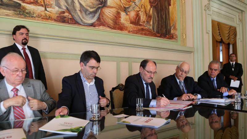 PORTO ALEGRE, RS, BRASIL 12.04.2017: Nesta quarta-feira(12), o Banco Regional de Desenvolvimento do Extremo Sul – BRDE e a Seival Sul Mineração Ltda. celebraram o contrato de financiamento, no valor de R$ 31,58 milhões, de um investimento total de R$