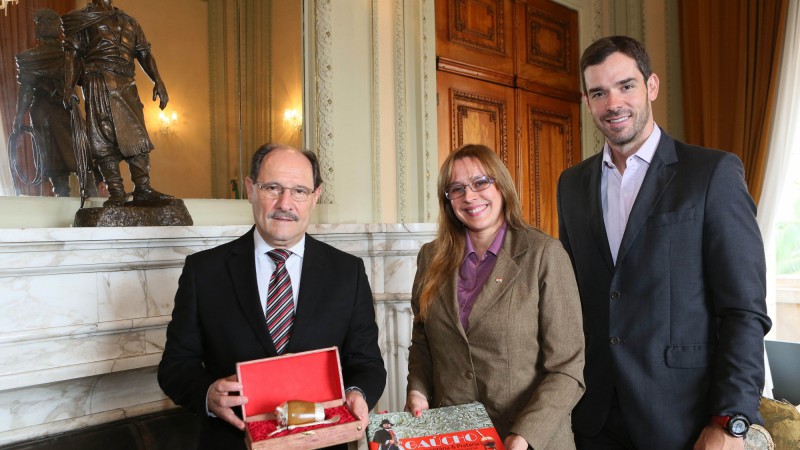 PORTO ALEGRE, RS, BRASIL 09.05.2017: Governador José Ivo Sartori recebeu, na manhã desta terça-feira (9), em seu Gabinete no Palácio Piratini, a Visita Oficial da Cônsul do Paraguai, Rosanna Berino Arce. O secretário de Desenvolvimento Econômico, Ciência