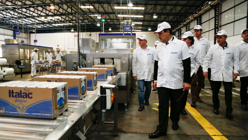PORTO ALEGRE, RS, BRASIL 29.05.2017: Durante a visita do governador José Ivo Sartori à fábrica da Italac de Passo Fundo, o presidente da empresa Cláudio Teixeira anunciou investimento de R$ 117 milhões nas quatro unidades do Rio Grande do Sul.  Dani