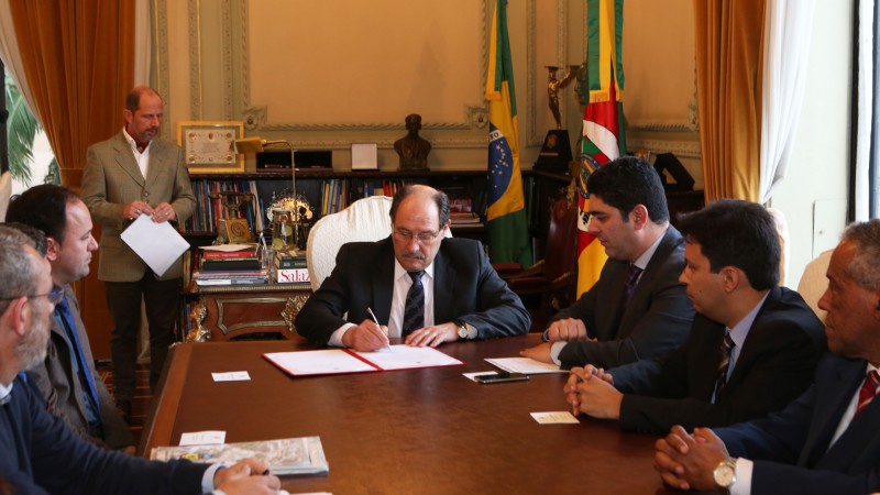 PORTO ALEGRE, RS, BRASIL 10.08.2017: O governador José Ivo Sartori assinou, nesta quinta-feira (10), a transferência de áreas do Estado para o Departamento de Infraestrutura de Transportes (Dnit), a fim de viabilizar a construção das alças de acesso à