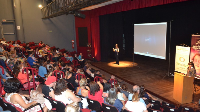 Apresentação da 'Ação Educativa Cinema Acessível', em abril de 2016, em Novo Hamburgo