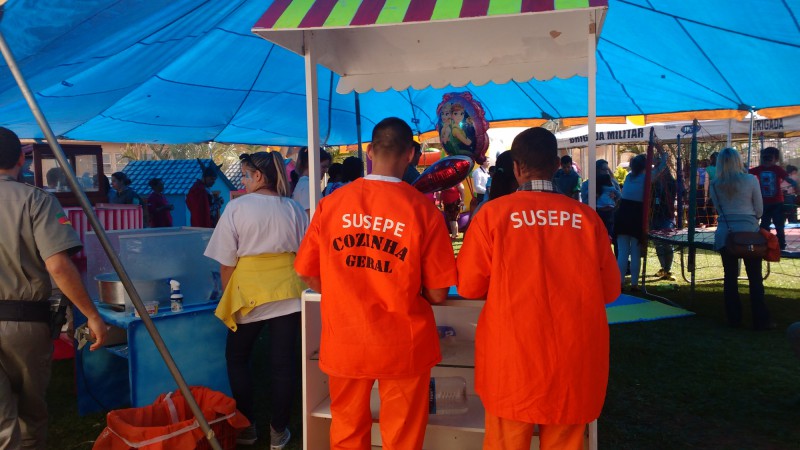 Servidores da BM e da Susepe, voluntários e apenados ajudam na organização da festa para as crianças
