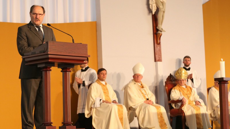 CAXIAS DO SUL, RS, BRASIL 28.10.2017: O governador José Ivo Sartori e a secretária de Políticas Sociais, Maria Helena Sartori, participaram da Santa Missa e do Rito de Beatificação do venerável padre João Schiavo. Milhares de pessoas que acreditam na