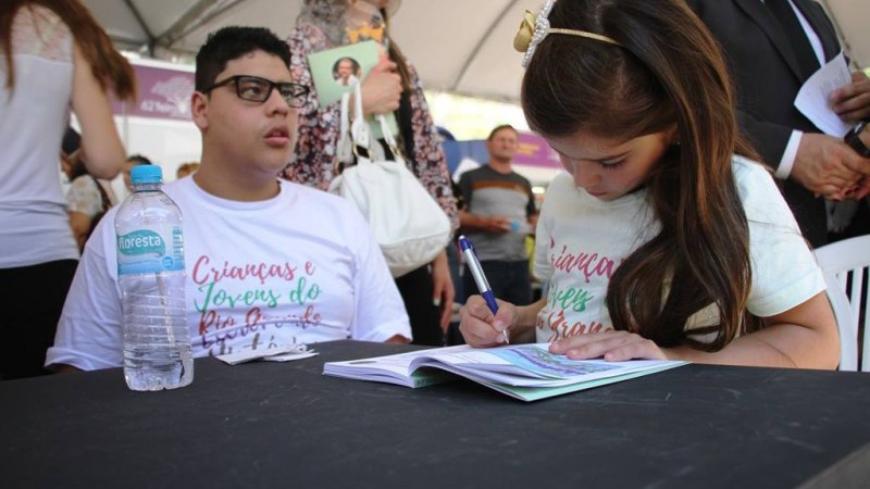 Sessão de autógrafos com os alunos será na sexta-feira (10), às 13h, na Feira do Livro