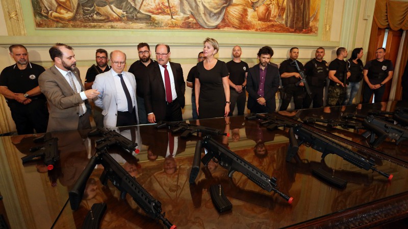 PORTO ALEGRE, RS, BRASIL 21.11.2017: O governador José Ivo Sartori realizou na tarde desta terça-feira (21), durante cerimônia no salão Alberto Pasqualini do Palácio Piratini, a entrega de armas para a Policia Civil e para a Susepe. Foram entregues 79