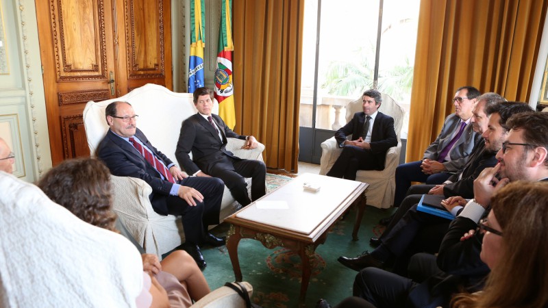 PORTO ALEGRE, RS, BRASIL 28.11.2017: O governador José Ivo Sartori recebeu, nesta terça-feira (28), uma comitiva de autoridades portuguesas que acompanham o secretário de Estado das Comunidades Portuguesas, José Luís Carneiro, e o embaixador de Portugal