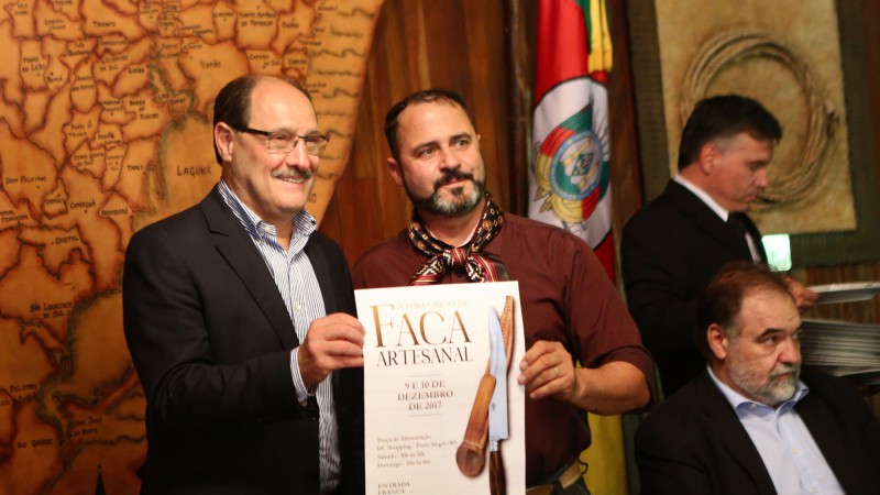 PORTO ALEGRE, RS, BRASIL 30.11.2017: Com a presença do governador José Ivo Sartori, foi foi lançada oficialmente nesta quinta-feira (30), no Galpão Crioulo do Palácio Piratini, a 9ª Edição da Feira Gaúcha da Faca Artesanal. Organizada pela Associação