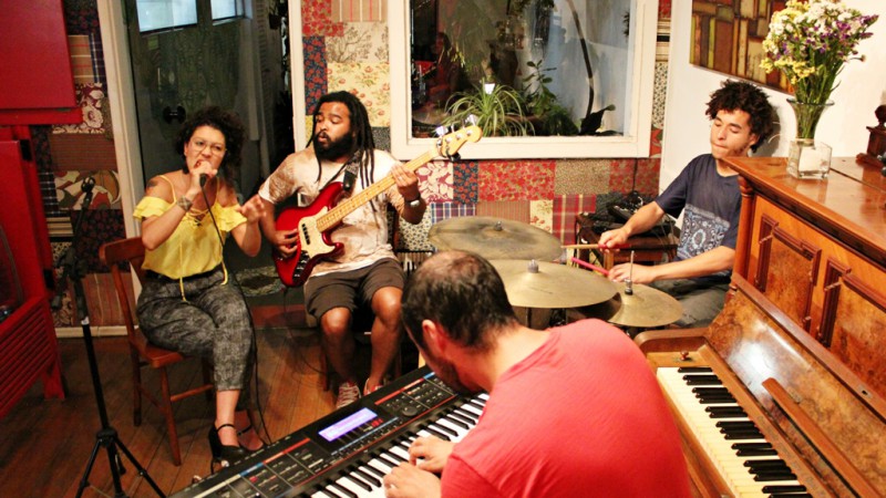 Paola Kirst propõe diferentes atmosferas, convidando ao palco cada músico, até que todos estejam juntos
