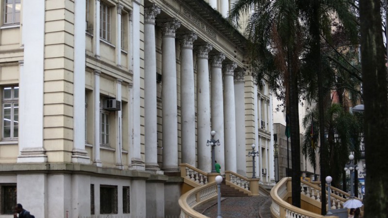 Estado faz novo depósito e quita salários de até R$ 3 mil nesta segunda