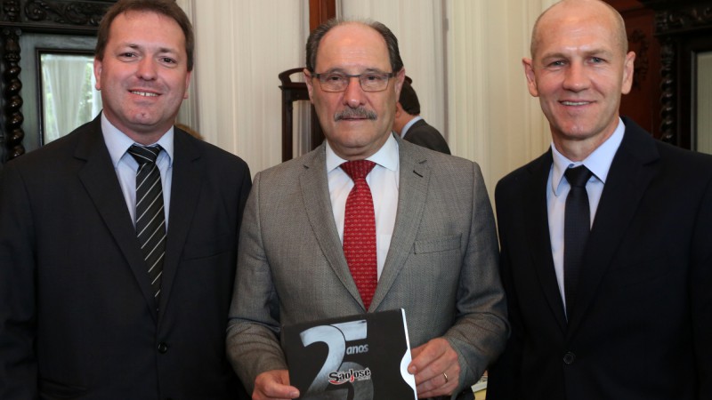 PORTO ALEGRE, RS, BRASIL 19.12.2017: O governador José Ivo Sartori recebeu, nesta manhã (19), comitiva da Empresa São José Industrial de São José do Inhacorá, para entrega de convite para Inauguração da Nova Unidade Fabril, que acontece em 26 de janeiro