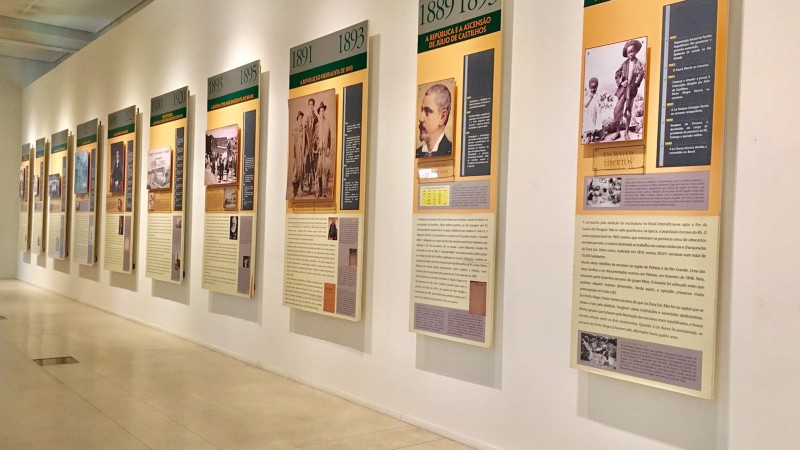 O setor de Ação Educativa realiza agendamentos para grupos e escolas a fim de contextualizar e aprofundar as informações da exposição