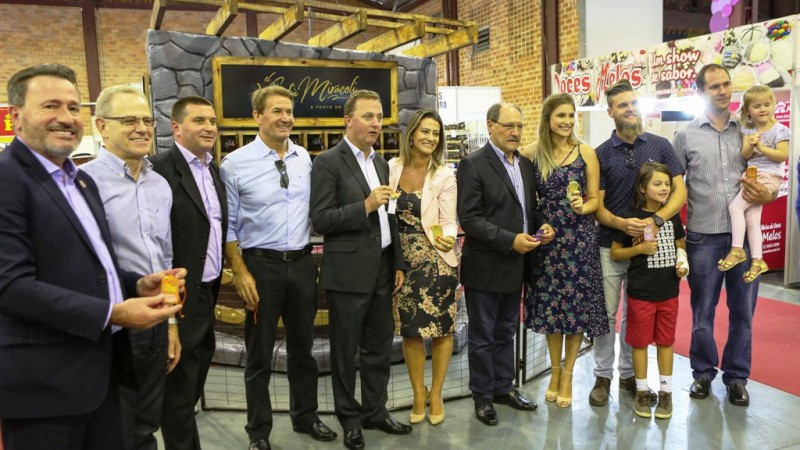 A cerimônia foi marcada pela inauguração da Fonte do Vinho, que recebeu o nome de El Vin Fà Mirácoli