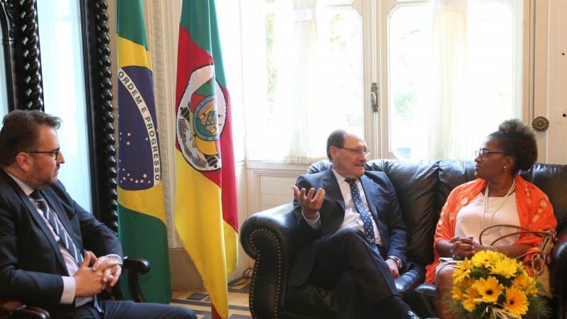 PORTO ALEGRE, RS, BRASIL 26.02.2018: O governador José Ivo Sartori recebeu na tarde desta segunda-feira (26), no Palácio Piratini, a visita de apresentação oficial da Cônsul Honorária da República do Senegal em Porto Alegre, Reginete Souza Bispo. F