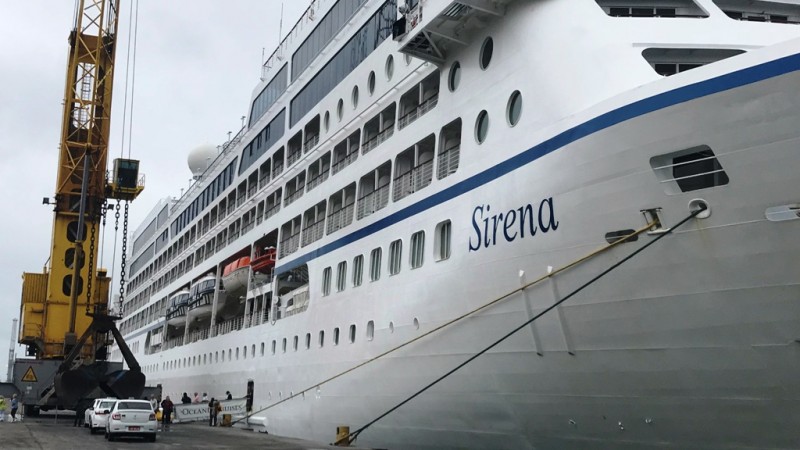 Com cerca de mil pessoas a bordo, o navio Sirena fez sua primeira parada no Brasil