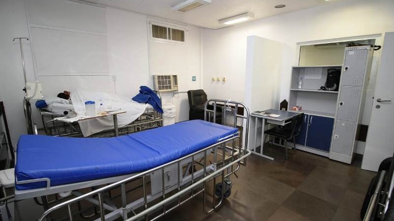 Será oferecido um espaço apropriado para acomodar os agentes penitenciários que fazem custódia durante internação de presos