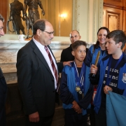 PORTO ALEGRE, RS, BRASIL 16.05.2018: O governador José Ivo Sartori recebeu, na tarde desta quarta-feira (16), em audiência, comitiva de alunos do município de Portão, vencedores da Fase Nacional da Olimpíada de Raciocínio Mind Lab. Foto: Karine Viana/Palá