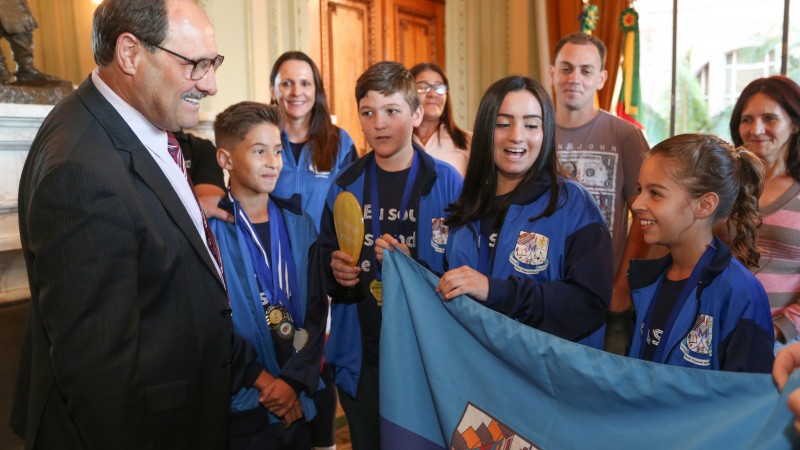 Alunos entre 11 e 13 anos foram parabenizados por Sartori antes da etapa internacional da competição