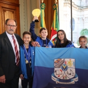 PORTO ALEGRE, RS, BRASIL 16.05.2018: O governador José Ivo Sartori recebeu, na tarde desta quarta-feira (16), em audiência, comitiva de alunos do município de Portão, vencedores da Fase Nacional da Olimpíada de Raciocínio Mind Lab. Foto: Karine Viana/Palá