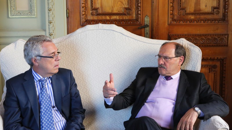 PORTO ALEGRE, RS, BRASIL 22.05.2018: O governador José Ivo Sartori recebeu em audiência, na tarde desta terça-feira (22), a visita do embaixador do Uruguai no Brasil, Gustavo Vanerio Balbela. O secretário do Desenvolvimento Econômico, Ciência e Tecnologia
