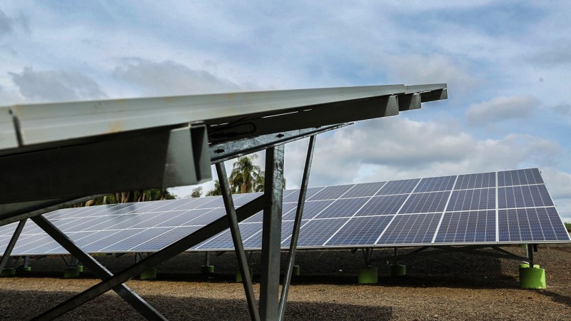 TEUT&Ocirc;NIA, RS, BRASIL 15.06.2018: O governo do Estado inaugurou, nesta sexta-feira (15), a instala&ccedil;&atilde;o de equipamento na usina solar de energia fotovoltaica da Cooperativa Agroindustrial S&atilde;o Jac&oacute; (Cooperagri), na regi&atilde;o Central do Rio Grande do Sul. O mater