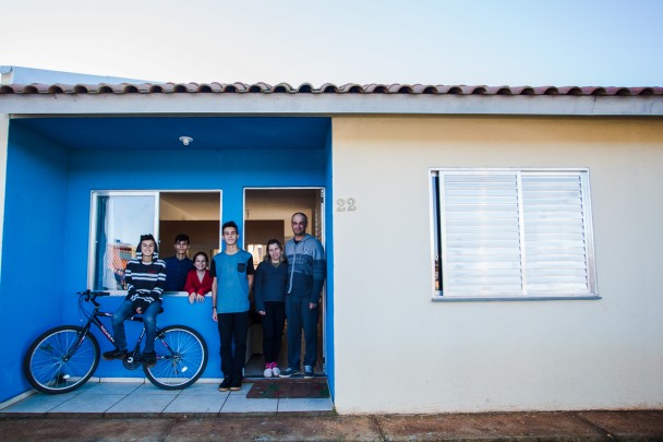 Casal Irene Souza e Maikel, e seus quatro filhos, agora possuem casa própria