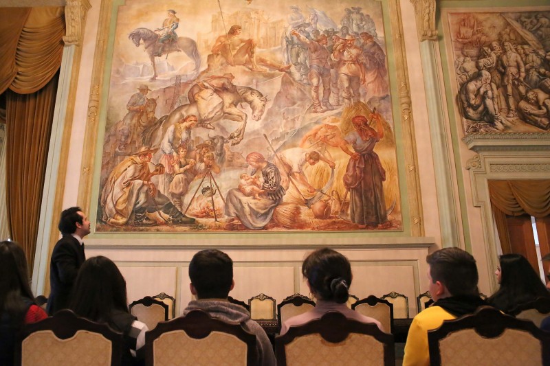 Quadros pintados pelo italiano Aldo Locatelli adornam paredes dos salões