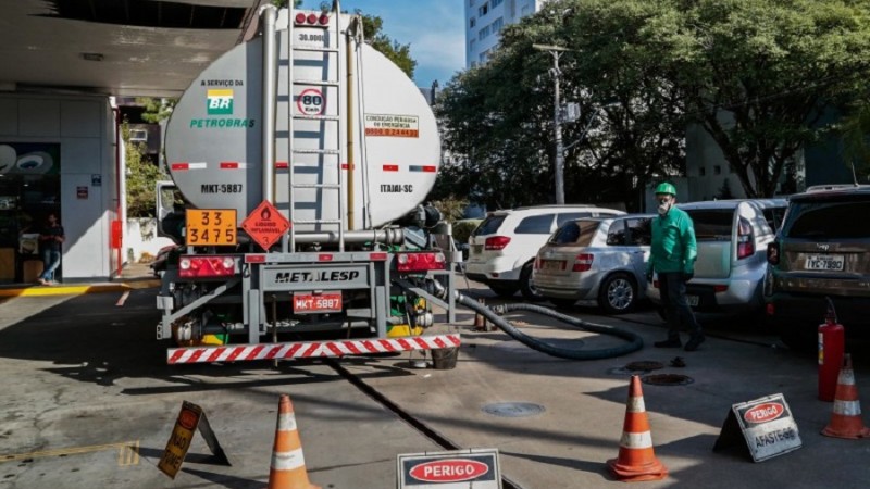 Gasolina comum cairá em R$ 0,17 por litro, enquanto óleo diesel ficará R$ 0,10 menor