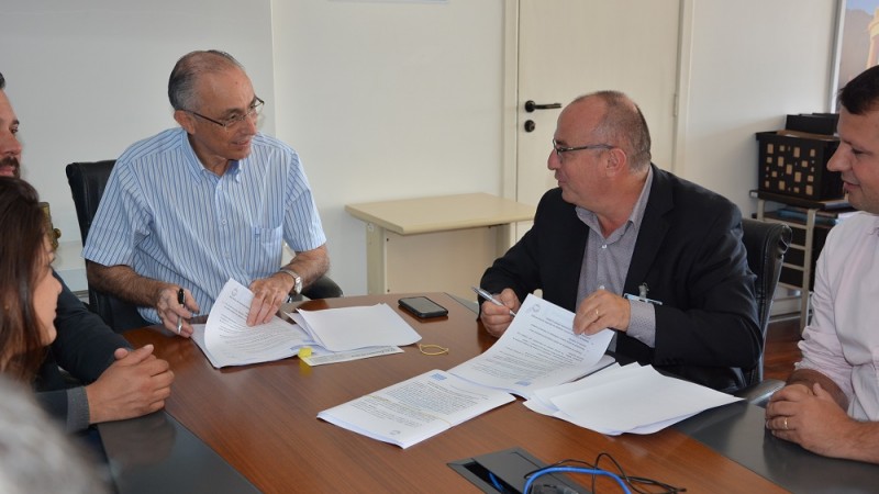 Contrato foi assinado pelo prefeito Marcos Aguzzolli e o diretor-presidente da Corsan, Jorge Melo