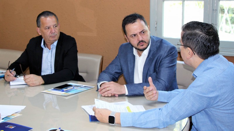 Reuni&atilde;o na Fase: Jos&eacute; Francisco Alves Pereira (E), Catarina Paladini e Robson Luis Zinn (D)