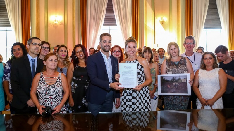 28.01.2019 Gov Eduardo Leite Entrega da Lei que trata de Animais Comunitários  - Foto Gustavo Mansur