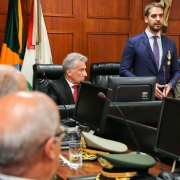 PORTO ALEGRE, RS, BRASIL, 06/02/2019 - O governador Eduardo Leite recebeu na tarde dessa quarta-feira(06) a medalha do Mérito Judiciário Militar durante sessão solene no Tribunal de Justiça Militar. Fotos: Felipe Dalla Valle / Palácio Piratini
