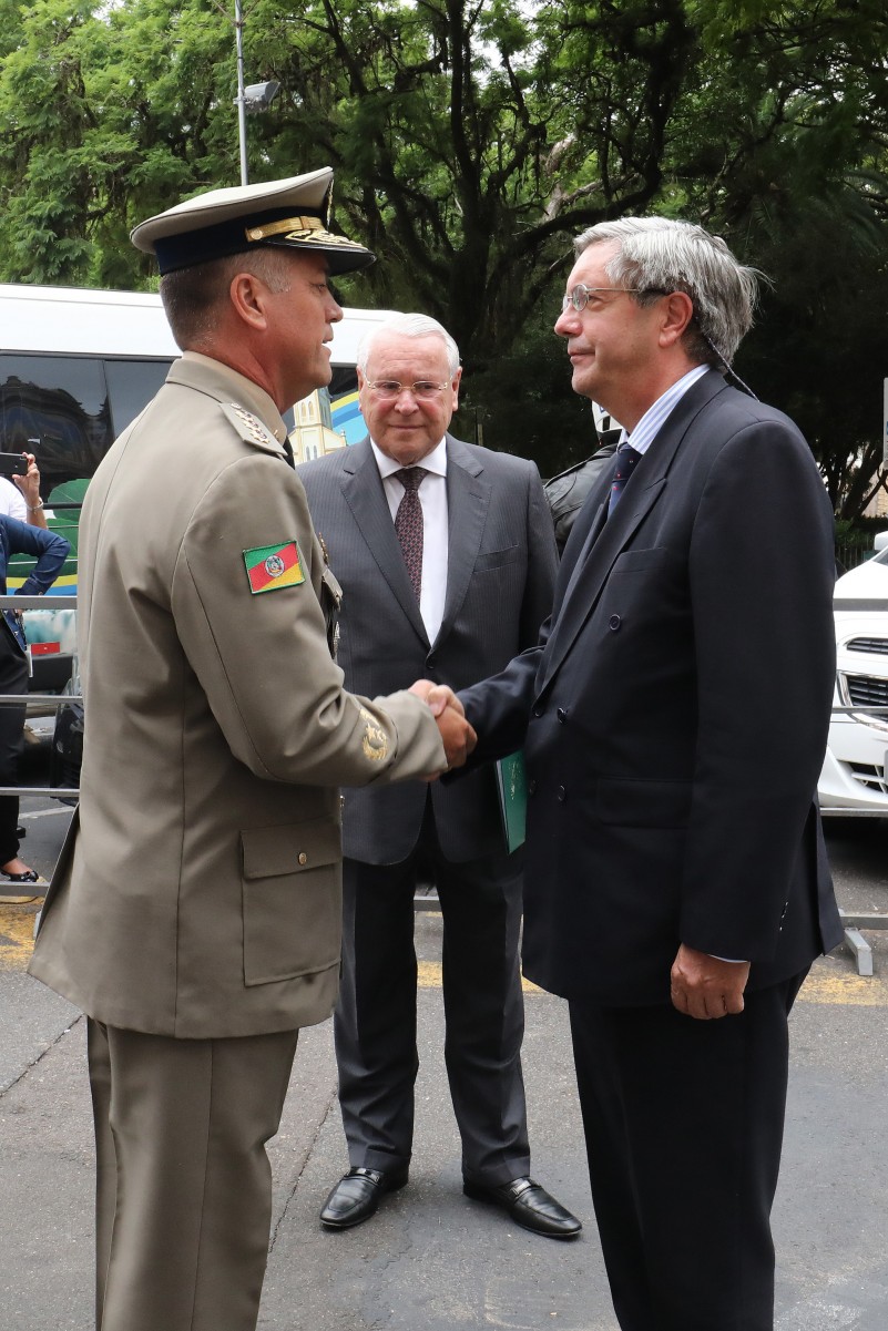 Leite e embaixador do Chile analisam